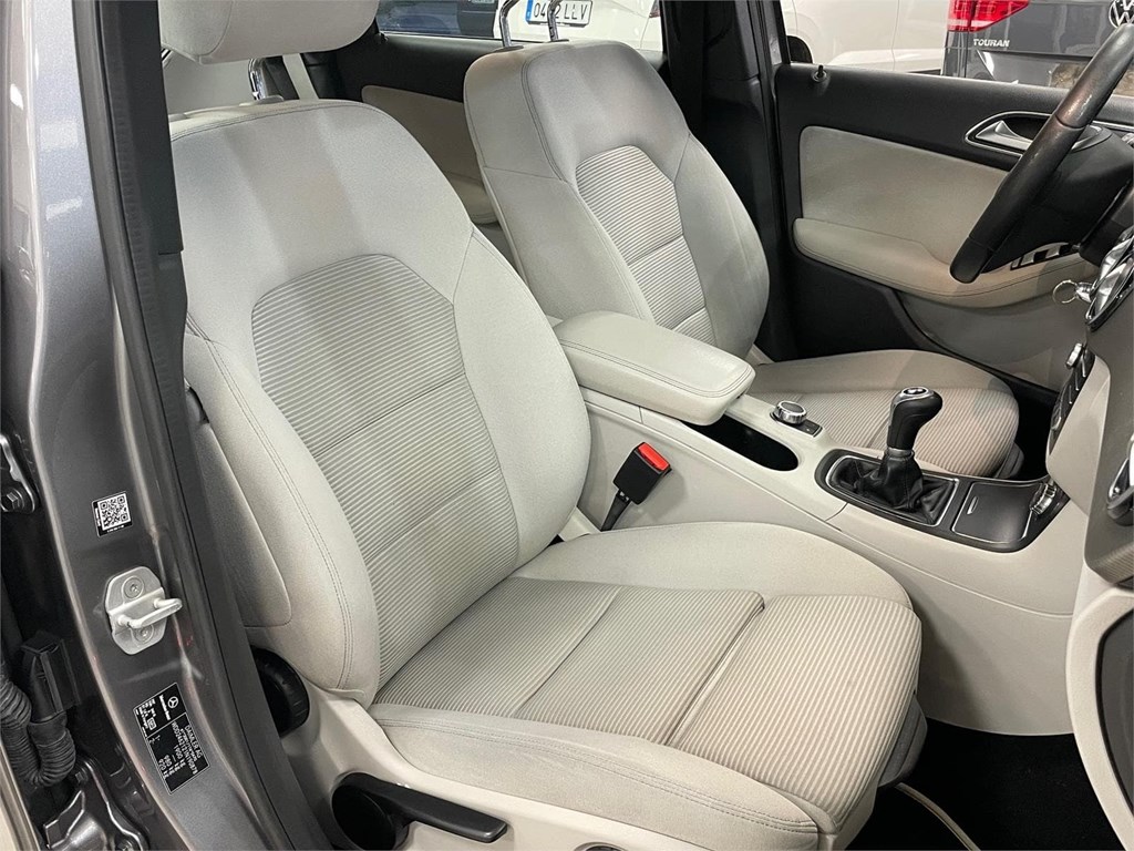 Foto 15 MERCEDES B 180 d Avantgarde